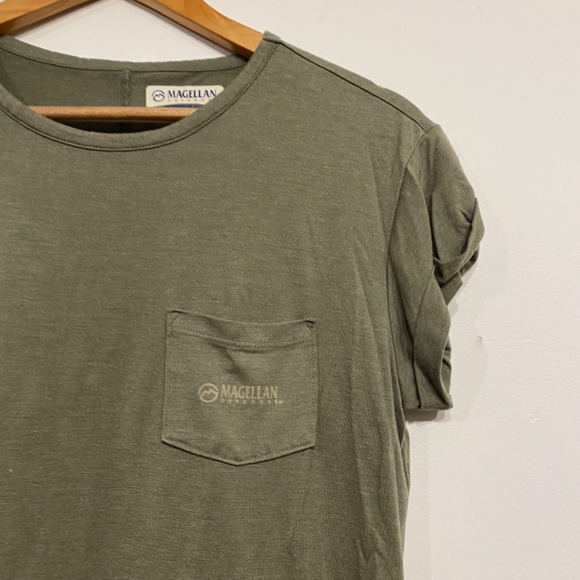 **$5 SALE** Magellan Outdoors Green Crew Neck Classic Fit T-Shirt - Picture 2 of 3